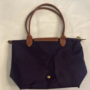 Like brand new Longchamp Medium Navy purse. Used only a few times.